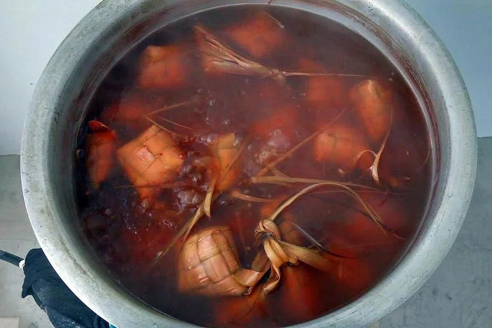 MAKANAN 'WAJIB' HARI RAYA: Ketupat lazimnya menjadi hidangan wajib bagi segenap orang Melayu di rantau ini setiap kali meraikan Hari Raya Aidilfitri. - Foto ALI ATTAN