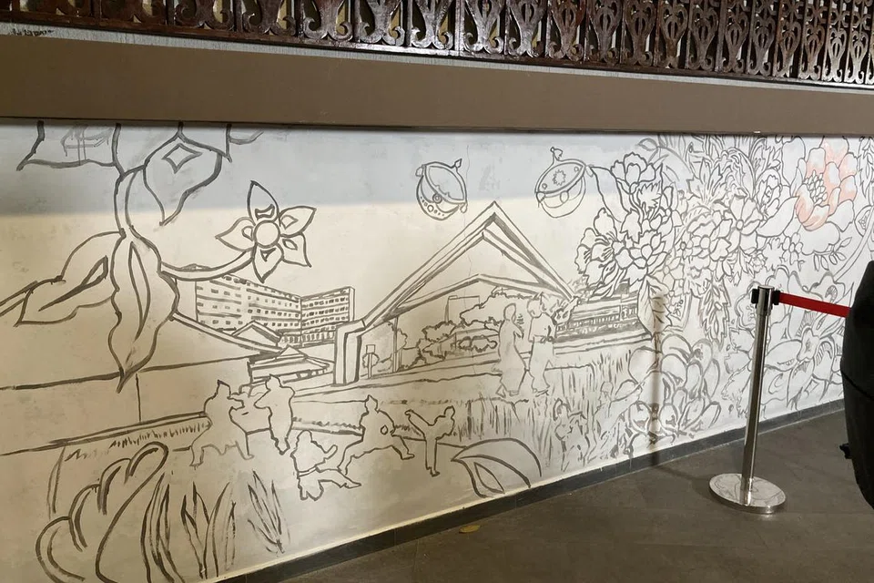 Terbentang di sepanjang dinding utama Persada Budaya Wisma Geylang Serai (WGS), mural yang memaparkan motif bunga inspirasi batik, berlatarbelakangkan pemandangan kampung dan padang serai, serta kegiatan budaya Melayu seperti silat dan tarian
