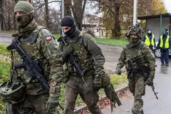 SIAP SEDIA: Sekumpulan pasukan keselamatan Poland bergegas ke tempat kejadian di Przewodow, Lublin Voivodeship, Poland, selepas satu roket terhempas di kawasan itu pada Selasa lalu. - Foto EPA-EFE 