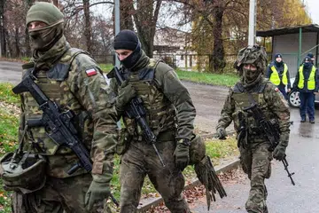 SIAP SEDIA: Sekumpulan pasukan keselamatan Poland bergegas ke tempat kejadian di Przewodow, Lublin Voivodeship, Poland, selepas satu roket terhempas di kawasan itu pada Selasa lalu. - Foto EPA-EFE 