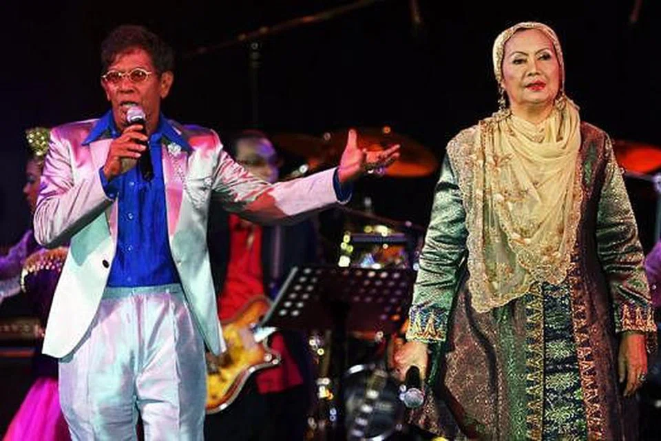 GUBAHAN LIRIK DAN LAGU MALAR SEGAR: Almarhum Ismail Haron, penggubah lagu malar segar, 'Ilham Dari Pujangga', dengan pelengkap madah lagunya, Zaharah Salleh, dalam konsertnya pada 2008.