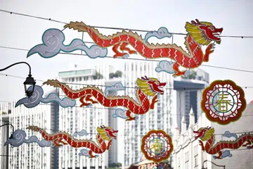 Tanglung naga digantung di kawasan Chinatown menjelang Tahun Baru Cina. 