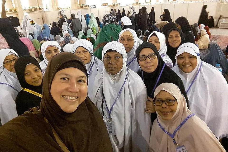BERHARAP KEADAAN BERTAMBAH BAIK: Pengarah Sha Travel & Tour, Cik Hanim Hashim (depan, kiri), yang bergambar dengan para jemaah semasa menunaikan haji pada 2018, berkata agensinya sudah merancang dan menyediakan program percutian pendek ke negara-negara berdekatan buat pelanggan apabila keadaan bertambah baik kelak dan orang ramai dibenar keluar negara untuk bercuti. - Foto fail