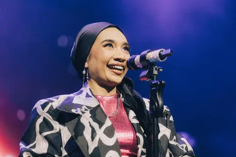 Yuna semasa membuat konsert di Singapura pada 2023. 