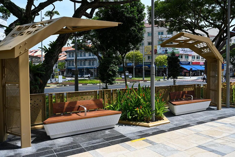 Tempat duduk berteduh baru telah dibina di sepanjang pejalan kaki di luar Pasar Geylang Serai.