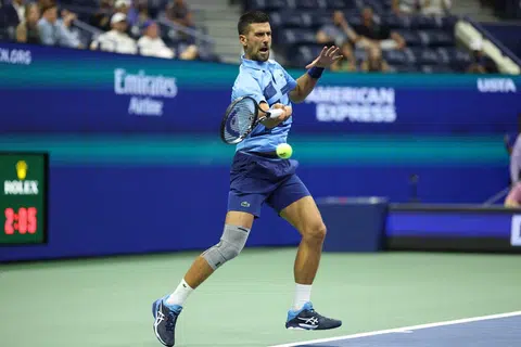 Pemain asal Serbia, Novak Djokovic, agak terkial-kial menewaskan pesaingnya, Radu Albot, 6-2 6-2 6-4 untuk mara ke pusingan kedua tetapi perlawanan selama dua jam tujuh minit itu berlarutan sehingga tengah malam.