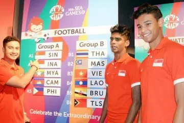 LALUAN MUDAH?: Walau akur cabutan menyebelahi Singapura, Aide (kiri) berharap anak didiknya seperti Iqbal Hussain (tengah) dan Irfan Fandi tidak akan bersikap terlalu yakin. - Foto JOHARI RAHMAT