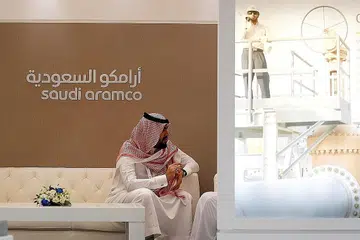 IPO ARAMCO: Seorang pekerja Saudi Aramco duduk di ruang khas gergasi minyak itu semasa pameran Middle East Petrotech 2016 di Bahrain September lalu. Singapura merupakan antara negara yang telah menyuarakan minat bagi Tawaran Awam Awal (IPO) terbesar dunia oleh Saudi Aramco. - Foto Reuters