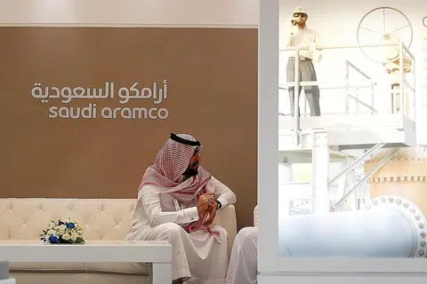 IPO ARAMCO: Seorang pekerja Saudi Aramco duduk di ruang khas gergasi minyak itu semasa pameran Middle East Petrotech 2016 di Bahrain September lalu. Singapura merupakan antara negara yang telah menyuarakan minat bagi Tawaran Awam Awal (IPO) terbesar dunia oleh Saudi Aramco. - Foto Reuters