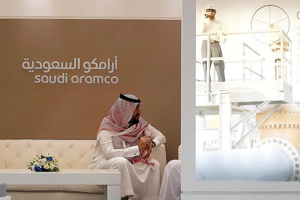 IPO ARAMCO: Seorang pekerja Saudi Aramco duduk di ruang khas gergasi minyak itu semasa pameran Middle East Petrotech 2016 di Bahrain September lalu. Singapura merupakan antara negara yang telah menyuarakan minat bagi Tawaran Awam Awal (IPO) terbesar dunia oleh Saudi Aramco. - Foto Reuters