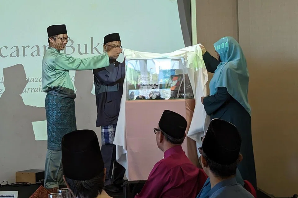 PELANCARAN: (dari kanan) Naib Presiden Pergas, Ustazah Kalthom Muhammad Isa; Penasihat Mapan Pergas, Ustaz Pasuni Maulan dan anggota jawatankuasa Fatwa, Ustaz Fathurrahman M Dawoed semasa pelancaran buku 'Obor Ummah' di majlis sambutan Hari Raya yang diadakan di Plume, Singapore Flyer, pada Ahad. - Foto PERGAS