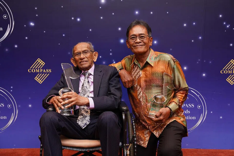 ANUGERAH IKTIRAF SUMBANGAN: Encik Yusnor Ef (kiri) dan Encik Kasturi Kassim, anak kepada Allahyarham Kassim Masdor, menerima anugerah Pencapaian Seumur Hidup dan Lagu Pop Melayu Tempatan Terbaik. - Foto COMPASS