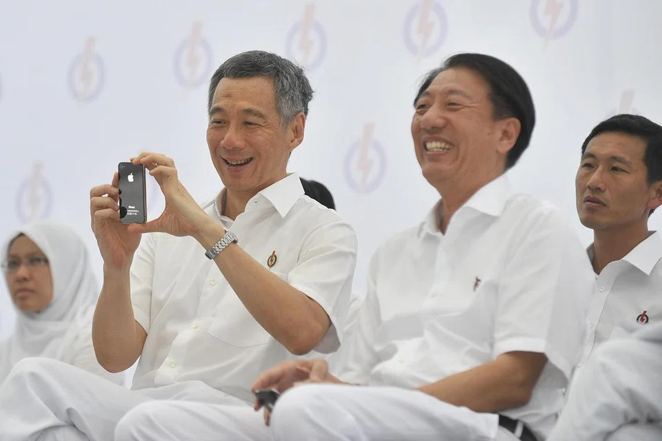 Menteri Kanan, Encik Teo Chee Hean (kanan), bersama Perdana Menteri, Encik Lee Hsien Loong (kiri), semasa rapat pilihan raya yang diadakan dekat UOB Plaza pada 2011.