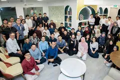 Menteri Negara (Penerangan dan Pembangunan Digital merangkap Kesihatan), Cik Rahayu Mahzam (depan, enam dari kanan), bersama mantan Setiausaha Parlimen Kanan (Ehwal Dalam Negeri merangkap Kesihatan), Encik Amrin Amin (depan, dua dari kiri), dan Anggota Parlimen (AP) GRC Chua Chu Kang, Encik Zhulkarnain Abdul Rahim (depan, tiga dari kiri), menyertai sekitar 50 siswa undang-undang dan beberapa karyawan pertubuhan Peguam dan Rangkaian Karyawan Mendaki berbuka puasa bersama di Masjid Bencoolen pada 18 Mac.