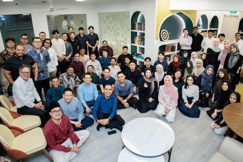 Menteri Negara (Penerangan dan Pembangunan Digital merangkap Kesihatan), Cik Rahayu Mahzam (depan, enam dari kanan), bersama mantan Setiausaha Parlimen Kanan (Ehwal Dalam Negeri merangkap Kesihatan), Encik Amrin Amin (depan, dua dari kiri), dan Anggota Parlimen (AP) GRC Chua Chu Kang, Encik Zhulkarnain Abdul Rahim (depan, tiga dari kiri), menyertai sekitar 50 siswa undang-undang dan beberapa karyawan pertubuhan Peguam dan Rangkaian Karyawan Mendaki berbuka puasa bersama di Masjid Bencoolen pada 18 Mac.