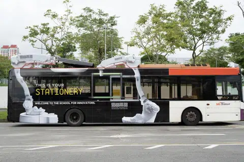 IKLAN TIGA DIMENSI: SUTD melancarkan iklan bas tiga dimensi (3D) Singapura yang paling kompleks sebagai sebahagian daripada pengiklanan kempen baru mereka “Sekolah untuk Inovator” pada 15 Januari.
