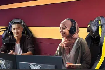 SAJIAN DUA ‘A’: Penyampai radio kecerdasan buatan atau AI, Aina (kanan) dan rakannya Aiman mencipta sejarah dengan lagu Trust The Code. 