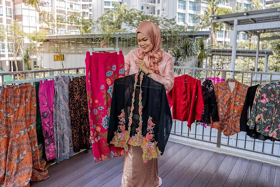 MULA BERKEBAYA SEJAK BERUSIA TIGA TAHUN: Penyanyi Imma Pink menunjukkan koleksi kebaya beliau yang dipakai buat basahan dan juga semasa persembahan. - Foto BM oleh NUR DIYANA TAHA 