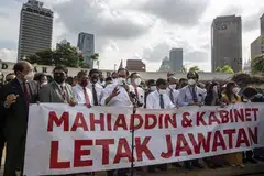PROTES PEMBANGKANG: Ketua pembangkang Malaysia, Anwar Ibrahim berhujah (di tengah) bersama Anggota Parlimen pembangkang selepas mereka tidak dibenarkan masuk ke Bangunan Parlimen di Kuala Lumpur. Mereka mendesak Perdana Menteri Muhyiddin Yassin dan Kabinetnya meletakkan jawatan. - Foto EPA/EFE/AHMAD YUSNI 