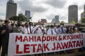 PROTES PEMBANGKANG: Ketua pembangkang Malaysia, Anwar Ibrahim berhujah (di tengah) bersama Anggota Parlimen pembangkang selepas mereka tidak dibenarkan masuk ke Bangunan Parlimen di Kuala Lumpur. Mereka mendesak Perdana Menteri Muhyiddin Yassin dan Kabinetnya meletakkan jawatan. - Foto EPA/EFE/AHMAD YUSNI 
