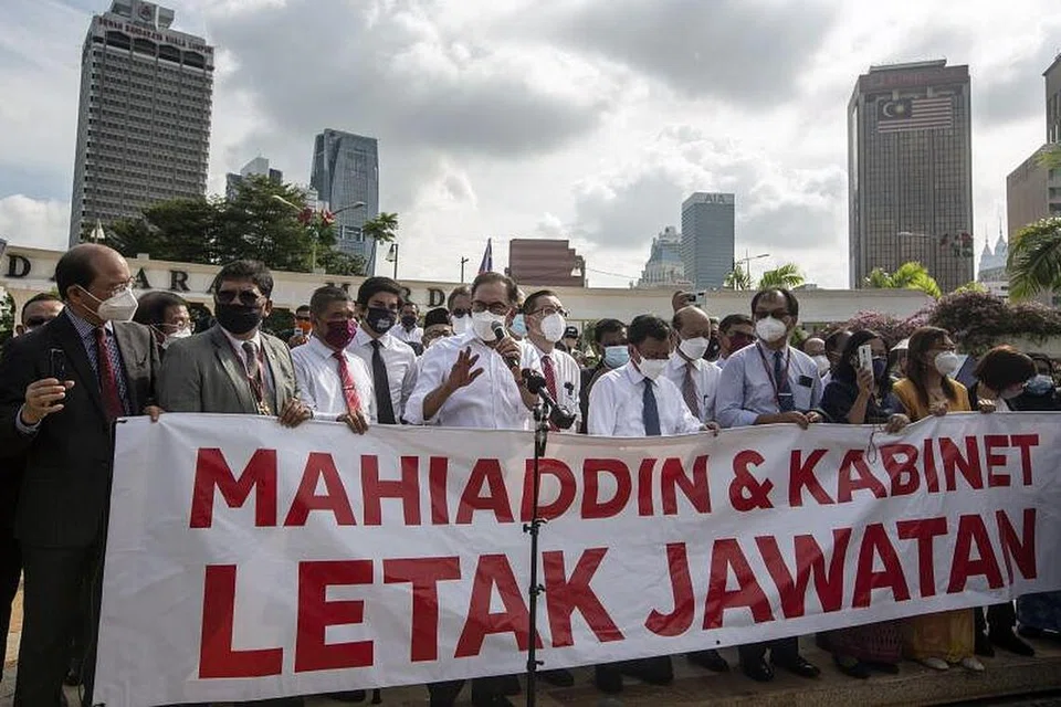 PROTES PEMBANGKANG: Ketua pembangkang Malaysia, Anwar Ibrahim berhujah (di tengah) bersama Anggota Parlimen pembangkang selepas mereka tidak dibenarkan masuk ke Bangunan Parlimen di Kuala Lumpur. Mereka mendesak Perdana Menteri Muhyiddin Yassin dan Kabinetnya meletakkan jawatan. - Foto EPA/EFE/AHMAD YUSNI 
