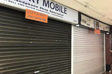 TERJEJAS: Penutupan empat pintu masuk di The Arcade menyebabkan keadaan agak sepi semasa waktu makan tengah hari. Beberapa kedai juga telah ditutup. - Foto BH oleh NORHAIZA HASHIM