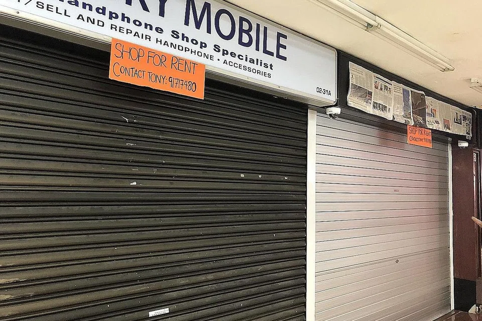 TERJEJAS: Penutupan empat pintu masuk di The Arcade menyebabkan keadaan agak sepi semasa waktu makan tengah hari. Beberapa kedai juga telah ditutup. - Foto BH oleh NORHAIZA HASHIM