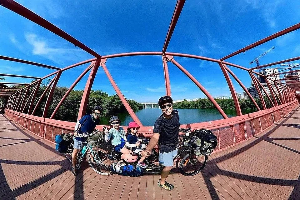 KEGIATAN LASAK: Encik Rezal, bersama isterinya, Cik Chew Pei Wen dan anak-anaknya, Muhammad Rayan Muhammad Rezal dan Nora Muhammad Rezal, bercuti dengan mengayuh basikal merentas pulau. - Foto-foto FACEBOOK REZAL ZAPATA
