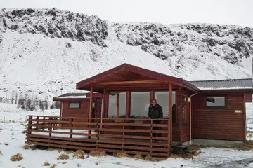 SUNYI, SEPI DAN SEJUK: Di Alviora Lodge, rumah serba kayu, di Sellfoss inilah penulis menyewa dan menjadikannya pangkalan sepanjang lima hari bercuti di Iceland. - Foto SAINI SALLEH 