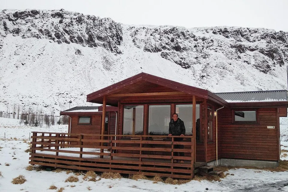 SUNYI, SEPI DAN SEJUK: Di Alviora Lodge, rumah serba kayu, di Sellfoss inilah penulis menyewa dan menjadikannya pangkalan sepanjang lima hari bercuti di Iceland. - Foto SAINI SALLEH 