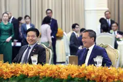 Perdana Menteri, Encik Lawrence Wong (kiri), menghadiri majlis makan tengah hari yang dihoskan oleh Perdana Menteri Kemboja, Encik Hun Manet, di Istana Keamanan pada 2 Julai 2025. Lawatan tersebut berlangsung sempena ulang tahun ke-60 hubungan diplomatik antara Singapura dengan Kemboja.