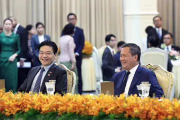 Perdana Menteri, Encik Lawrence Wong (kiri), menghadiri majlis makan tengah hari yang dihoskan oleh Perdana Menteri Kemboja, Encik Hun Manet, di Istana Keamanan pada 2 Julai 2025. Lawatan tersebut berlangsung sempena ulang tahun ke-60 hubungan diplomatik antara Singapura dengan Kemboja.