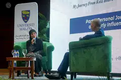 Ketua Hakim Malaysia, Tun Tengku Maimun Tuan Mat (kiri) pada program Live To Lead: My Journey From Kota Bharu to the Palace of Justice di Universiti Malaya, Kuala Lumpur, pada 20 Januari.
