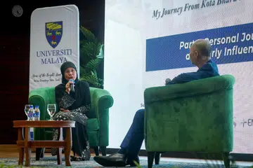 Ketua Hakim Malaysia, Tun Tengku Maimun Tuan Mat (kiri) pada program Live To Lead: My Journey From Kota Bharu to the Palace of Justice di Universiti Malaya, Kuala Lumpur, pada 20 Januari.