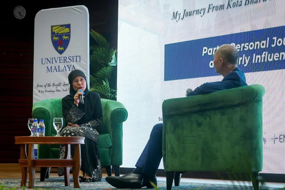 Ketua Hakim Malaysia, Tun Tengku Maimun Tuan Mat (kiri) pada program Live To Lead: My Journey From Kota Bharu to the Palace of Justice di Universiti Malaya, Kuala Lumpur, pada 20 Januari.