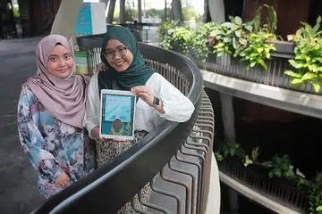 SEMARAK SEMANGAT PENULISAN: Cik Safiyah Salmi Othman (kiri) dan Cik Siti Rezkiah Mohd Radzelee antara 11 penulis yang menghasilkan antologi cerpen Kumpulan Karyawan Melayu Universiti Teknologi Nanyang (NTU) dan Institut Pendidikan Nasional (NIE) berjudul Cermin. - Foto BH oleh JASON QUAH