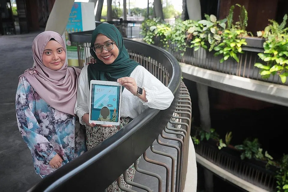 SEMARAK SEMANGAT PENULISAN: Cik Safiyah Salmi Othman (kiri) dan Cik Siti Rezkiah Mohd Radzelee antara 11 penulis yang menghasilkan antologi cerpen Kumpulan Karyawan Melayu Universiti Teknologi Nanyang (NTU) dan Institut Pendidikan Nasional (NIE) berjudul Cermin. - Foto BH oleh JASON QUAH