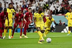 GOL PEMBUKAAN: Pemain Ecuador, Enner Valencia, menjaringkan gol pertama Piala Dunia 2022 menerusi sepakan penalti dalam perlawanan pembukaan menentang tuan rumah Qatar. - Foto REUTERS