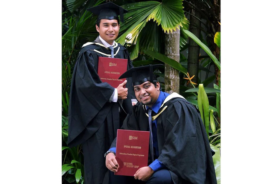 MENCEBURI MINAT SEBENAR: Walaupun menghadapi rintangan, (dari kiri) Encik Muhammad Hamka Roslan dan Encik Mohamed Nazeem Amanullah tidak berputus asa dan akhirnya mereka sampai ke puncak kejayaan dengan meraih ijazah Sarjan Muda Sains dalam bidang yang mereka minati. - Foto KHALID BABA