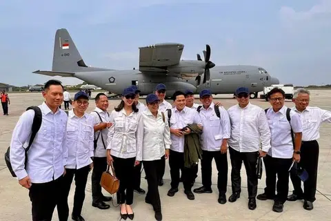 Menteri Pelancongan, Cik Widiyanti Putri Wardana (empat dari kiri), bersama anggota Kabinet Merah Putih di Lapangan Terbang Halim Perdanakusuma di Jakarta Timur sebelum berlepas untuk rahat Kabinet di Akademi Tentera di Magelang, Jawa Tengah, pada 22 Oktober dengan menaiki pesawat tentera.