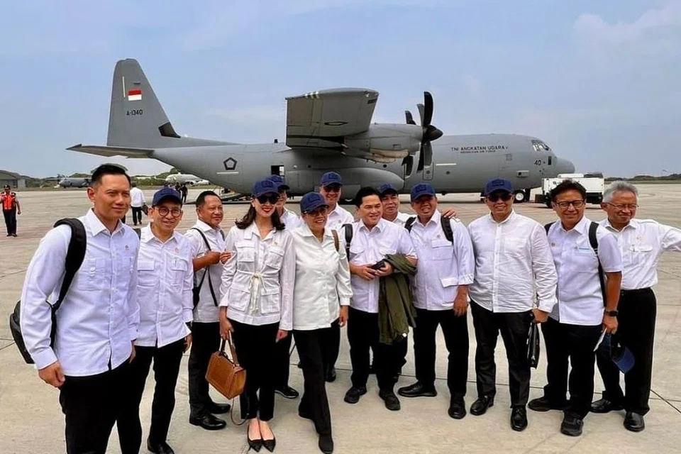 Menteri Pelancongan, Cik Widiyanti Putri Wardana (empat dari kiri), bersama anggota Kabinet Merah Putih di Lapangan Terbang Halim Perdanakusuma di Jakarta Timur sebelum berlepas untuk rahat Kabinet di Akademi Tentera di Magelang, Jawa Tengah, pada 22 Oktober dengan menaiki pesawat tentera.