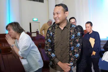 Pengerusi Majlis Bahasa Melayu Singapura (MBMS), Encik Mohd Fahmi Aliman (kanan), yang juga Mayor Majlis Pembangunan Masyarakat (CDC) South East, berkata Allahyarham Suratman Markasan seorang tokoh yang membuktikan penulis tidak terpisah daripada isu dan keadaan masyarakatnya.  Di kiri ialah Dr Azhar Ibrahim Alwee, yang menyampaikan ceramah di acara itu.  
