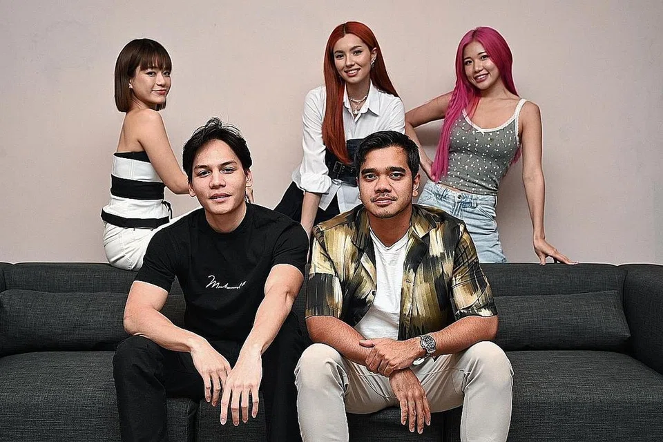 LIMA SEKAWAN: Barisan pelakon Pulau, (dari belakang, mengikut putaran jam) Joey Leong, Amelia Henderson, Ms Puiyi, Alif Satar dan Ikmal Amry senangi pengalaman santai jalani penggambaran Pulau di Langkawi. - Foto-foto BH oleh KHALID BABA