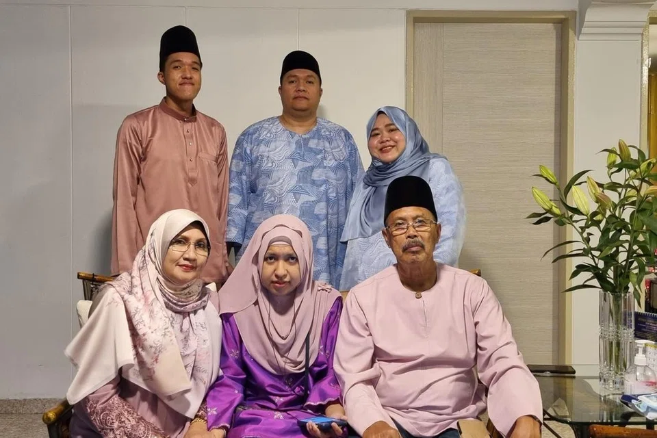 (Depan, dari kiri) Cik Sapuran Saad bersama anak bongsunya, Cik Hannah Syuhadah Hatnan, suaminya Encik Hatnan Subin, serta anaknya yang lain (belakang, dari kiri) Encik Khairul Erfan Hatnan, Encik Sharun Nizham Hatnan, dan isteri beliau Cik Syahirah Ali, semasa menyambut Aidilfitri 2024.