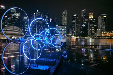 Arca seni lampu,‘Kinetic Perspective’, di Plaza Acara Marina Bay Sands merupakan rekaan seniman Sepanyol, Juanfuentestudio.