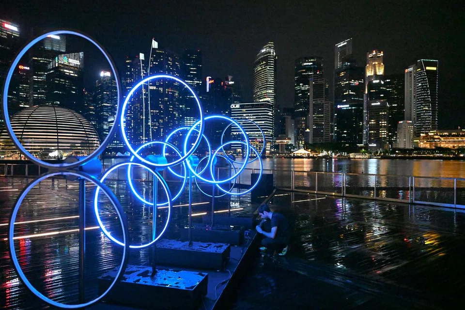 Arca seni lampu,‘Kinetic Perspective’, di Plaza Acara Marina Bay Sands merupakan rekaan seniman Sepanyol, Juanfuentestudio.