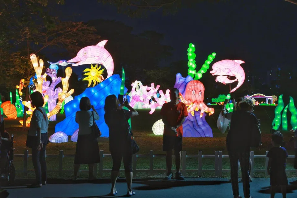 TERANGI KAWASAN: Dianjurkan oleh Lembaga Taman Negara (NParks), acara ‘Lights by the Lake’ di Taman Jurong Lake menampilkan sebanyak 240 tanglung berwarna-warni.
