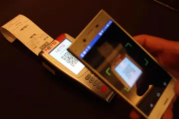 CARA LEBIH MUDAH: Pada Ogos 2022, BI dan Penguasa Kewangan Singapura (MAS) mengumumkan bahawa mereka akan memulakan kerja hubungan pembayaran QR rentas sempadan.