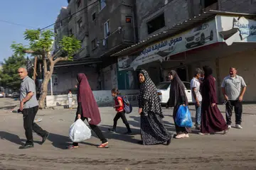 CARI PERLINDUNGAN: Penduduk Palestin di Gaza mula meninggalkan kawasan itu menyusuli gesaan Israel agar semua orang awam di bandar itu yang dianggarkan lebih sejuta orang supaya berpindah ke selatan dalam tempoh 24 jam.