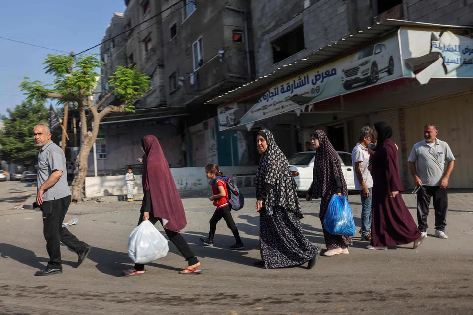 CARI PERLINDUNGAN: Penduduk Palestin di Gaza mula meninggalkan kawasan itu menyusuli gesaan Israel agar semua orang awam di bandar itu yang dianggarkan lebih sejuta orang supaya berpindah ke selatan dalam tempoh 24 jam.